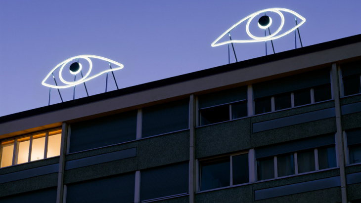 Installation artistique de Sislej Xhaifa « Axis of Silence » à la Plaine de Plainpalais, Néon Parallax