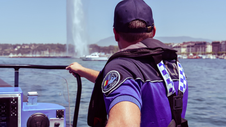 La brigade de la navigation patrouille sur le lac