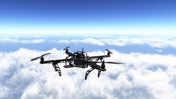 Un drone qui vole dans les airs