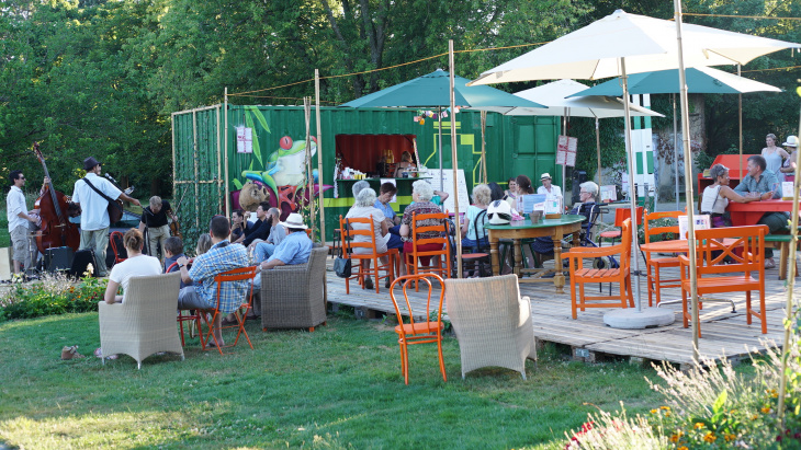 Terrasse éphémère dans le parc des Franchises (c) Lorraine Hauenstein