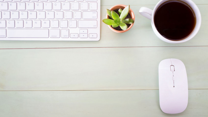 Souris, clavier et tasse de café