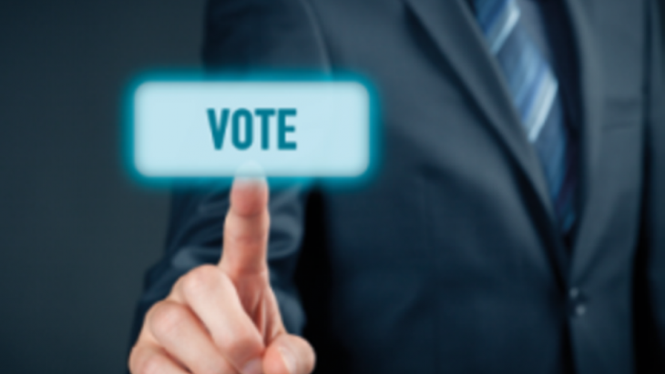 personne qui appuie sur le bouton vote