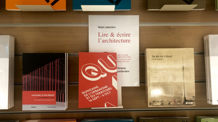 Stand de livres autour de la "Quinzaine" en librairie