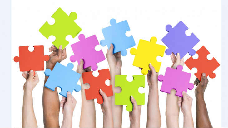 mains puzzel de couleurs