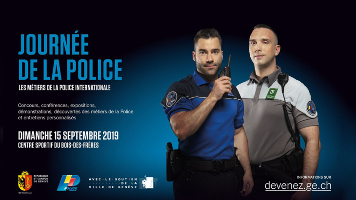 Un policier et un assistant de sécurité publique posent l'un à côté de l'autre