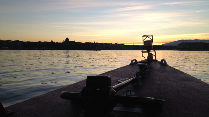 Bateau sur le Léman au couchant