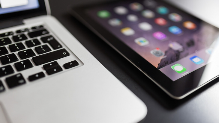 Clavier d'ordinateur et téléphone