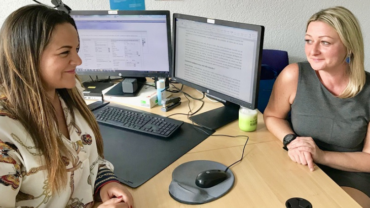 Elle l'aide à passer du trading aux RH, en misant sur ses compétences transférables