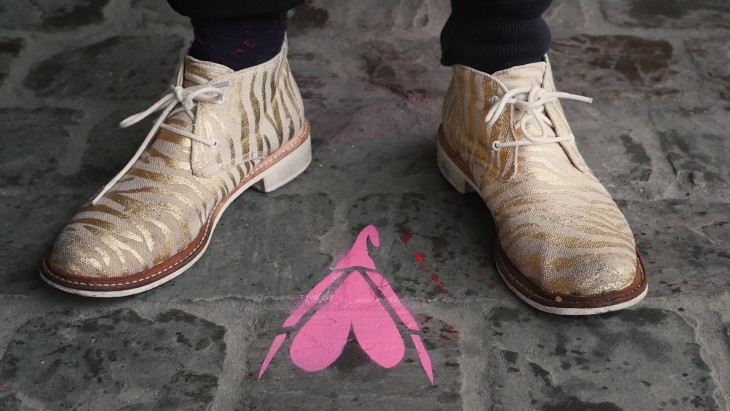 deux chaussures et le graffiti d'un clitoris