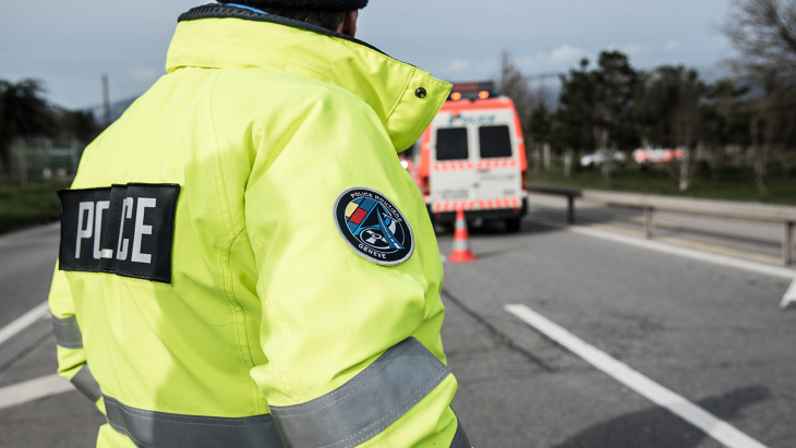 Un policier de la police routière sur la route