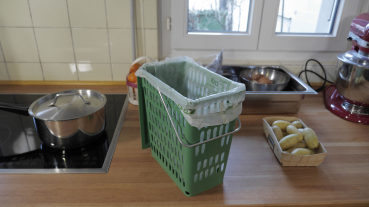 Une P'tite poubelle verte dans une cuisine