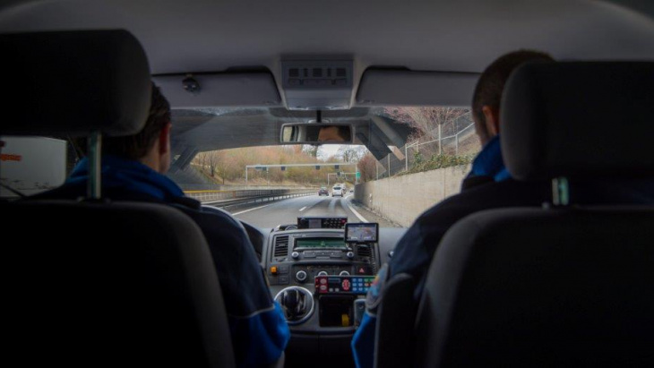 Deux policiers dans une voiture de patrouille