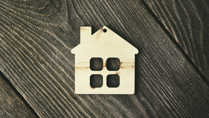 symbol maison en bois sur fond bois