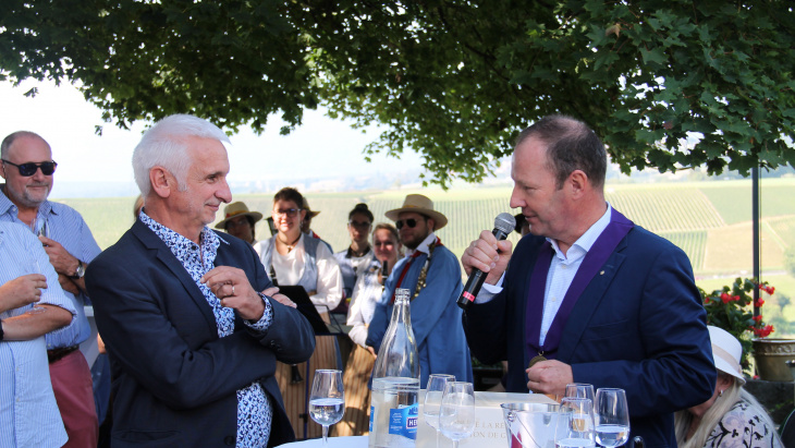 M. Serge Dal Busco, Vice-président du Conseil d’Etat, remet la cuvée 2018 de la Vigne des Nations au Dr Bernard Pécoul, Directeu