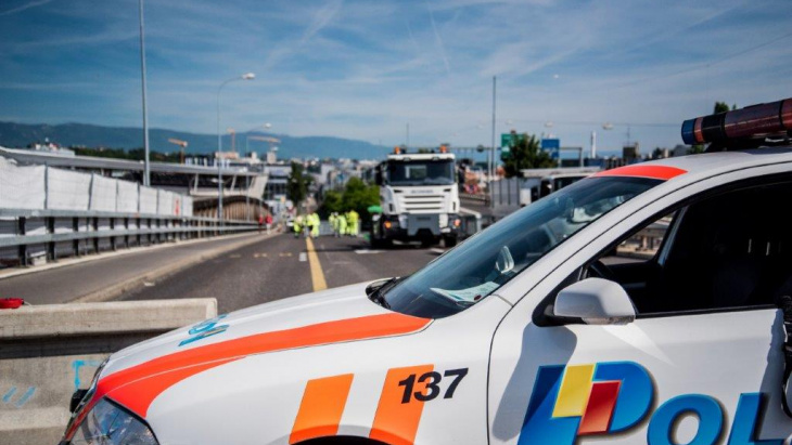 Voiture de police devant des travaux sur la route