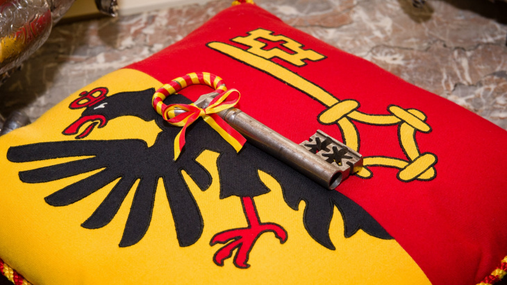 Coussin avec le drapeau de la République et canton de Genève et la clé de la présidence