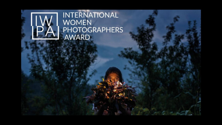 femmes tenant des feuilles logo IWPA