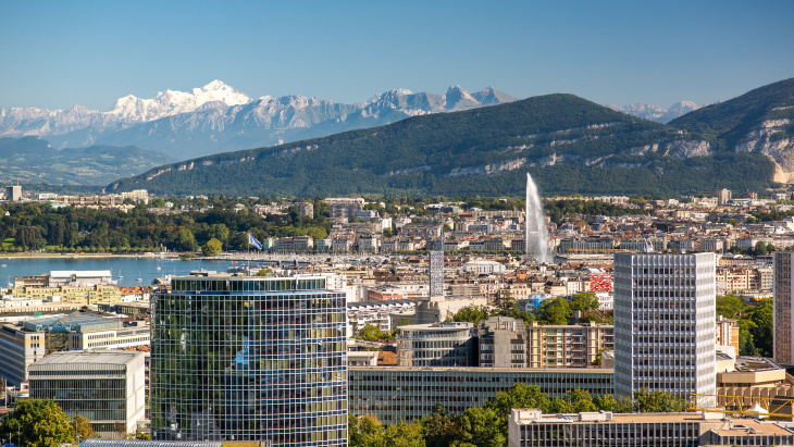 Vue panoramique sur Genève, le jet d'eau et les Alpes