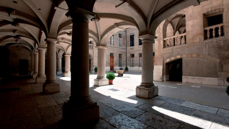 Photo de la cour de l'Hôtel-de-Ville 2