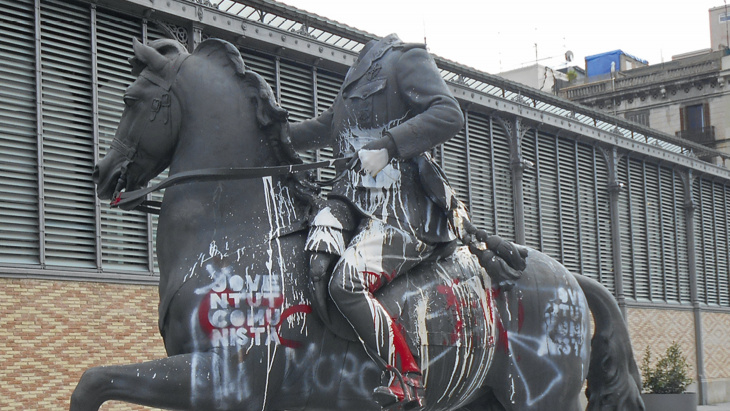 Photo cheval sculpté