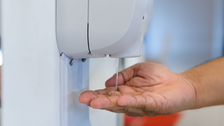 Les gels hydroalcooliques à l'entrée des commerces genevois sont-ils réglementaires ?