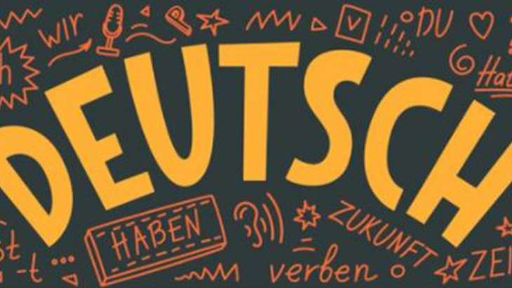 tableau noir avec des mots écrits en allemand en jaune