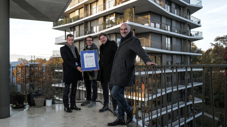 De dr. à g: L’architecte cantonal Francesco Della Casa, les architectes de LRS Rolf Seiler et Alain Robbe, et Frédéric Julliard, rédacteur en chef de la Tribune de Genève, lors de la remise du Prix. Photo@Steeve Iuncker-Gomez