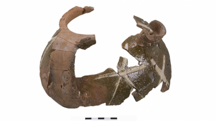 Fragments de la cruche mis au jour lors de la première campagne de fouille du château de Rouelbeau