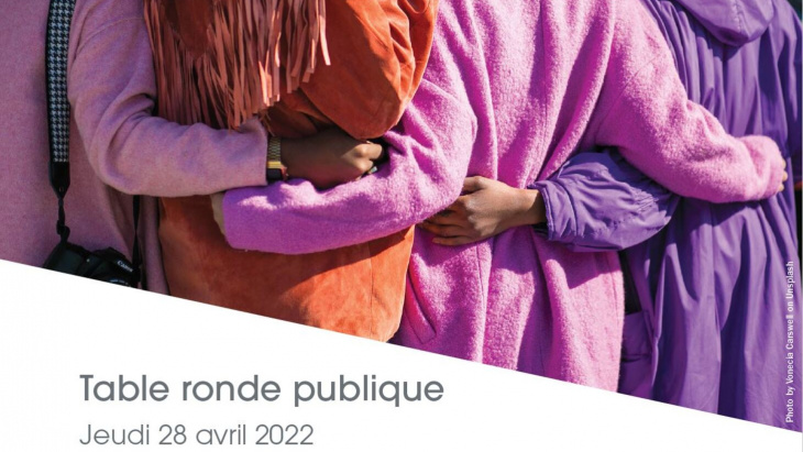 femmes de dos avec vestes colorées