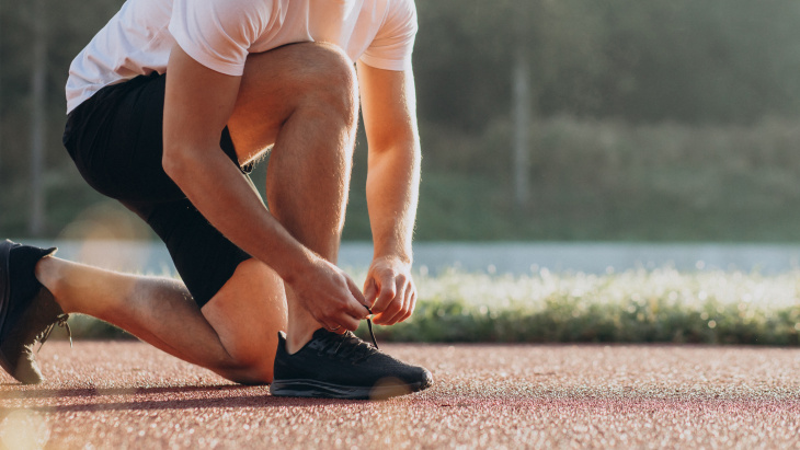 Un sportif lace ses chaussures