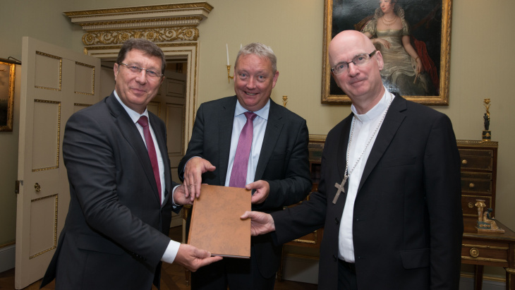 Remise des archives historiques de l'Eglise catholique aux archives d'Etat genevoises