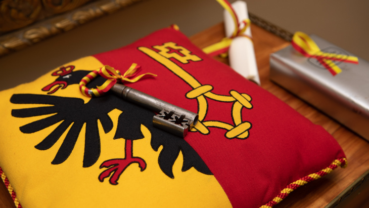 Coussin avec le drapeau de la République et canton de Genève et la clé de la présidence