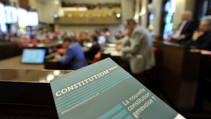 photo du texte de la nouvelle constitution genevoise dans la salle du Grand Conseil