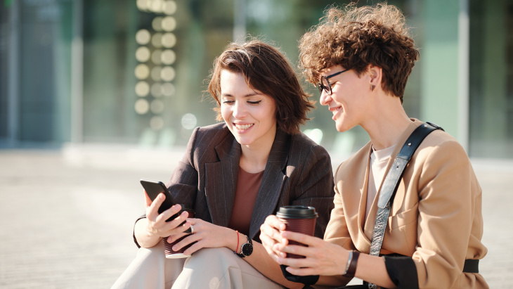 Jeune dans la rue regardant un smartphone