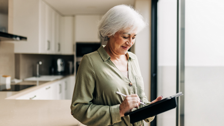 Dame avec tablette dans uns cuisine