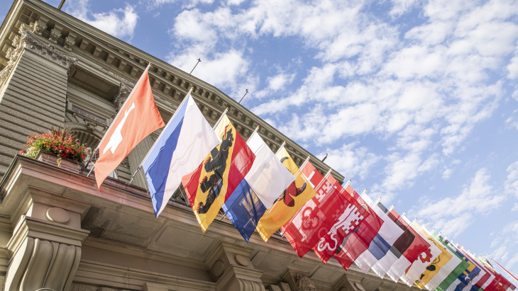 Drapeaux des cantons suisses ornant le Palais fédéral