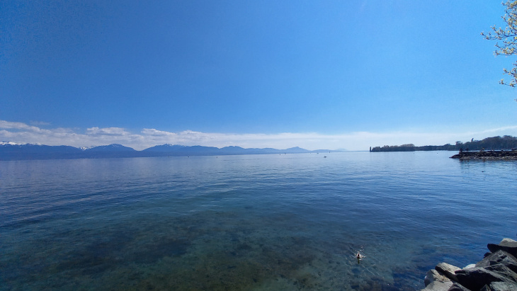 Vue sur le lac et les montagnes depuis Rolle, en direction de Genève