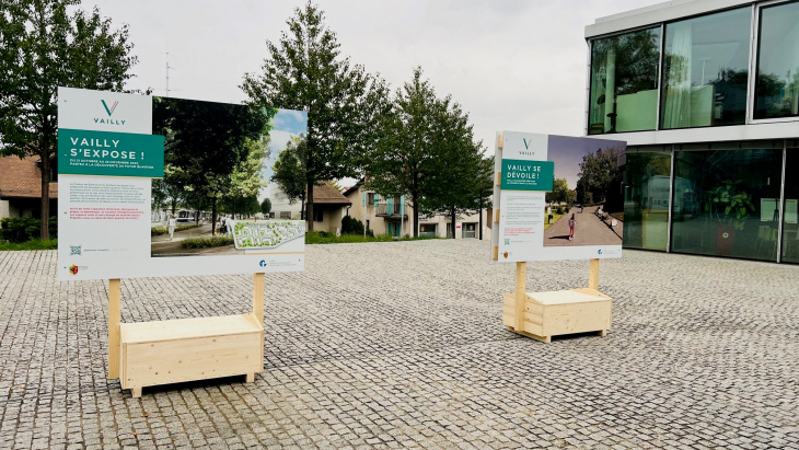 Montre deux panneaux de l'exposition de Vailly
