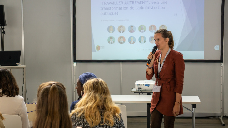 Marie-Eve Tescari au micro durant la conférence "Travailler autrement: vers une transformation de l'administration publique"