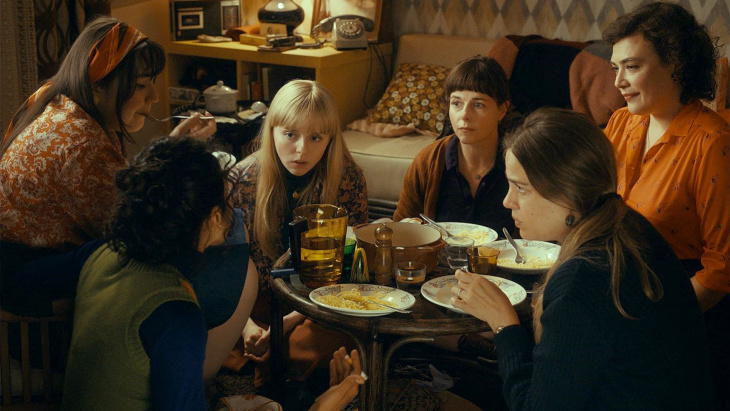 femmes autour d'une table scène film Annie Colère 