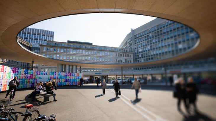 Entrée principale des Hôpitaux Universitaires de Genève