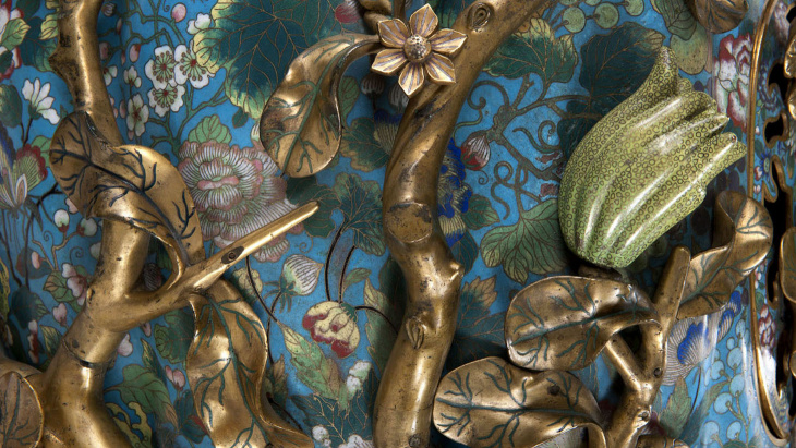 Détail des émaux du brûle-encens chinois de la Dynastie Qing (1644-1911)