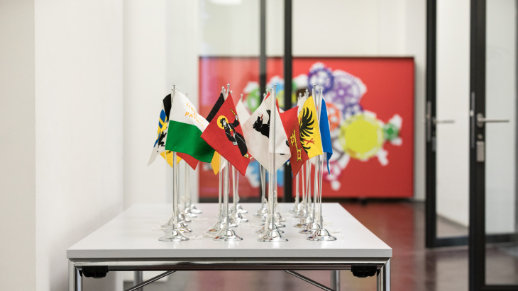 Drapeaux de divers cantons sur une table - Photographie de Simon Iannelli