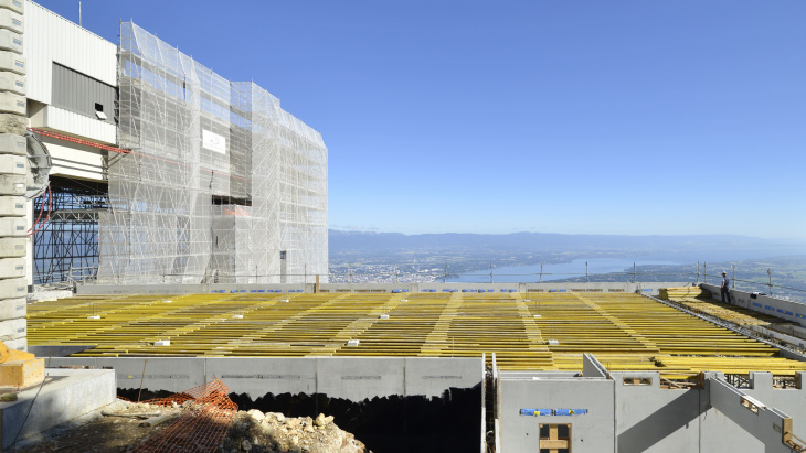 Le chantier du Téléphérique du Salève avec le lac Léman au loin - Photographie de P. Vallet