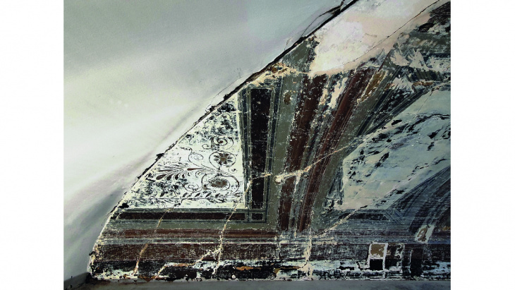 Grande salle : travaux de mise au jour des décors d'origine en cours, à gauche : le plâtre encore en place. © OPS, Roberta Zaccara