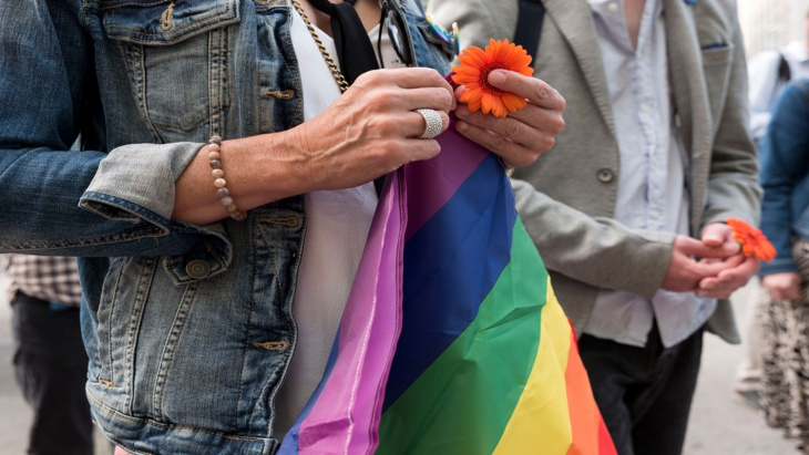 lancée des fleurs communauté LGBTIQ+