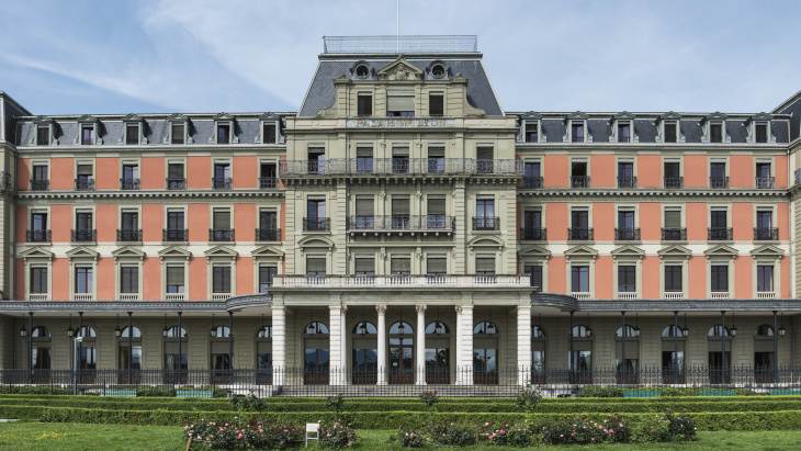 Cette majestueuse vue frontale du Palais Wilson, photographiée par Luca Fascini, fait partie du livre "Genève internationale, 100 ans d'architecture" de Joëlle Kuntz. © Luca Fascini