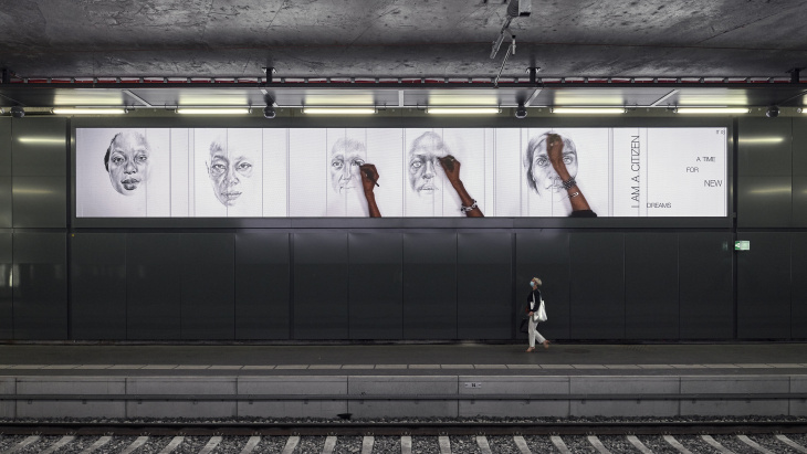 Phoebe Boswell, Platform, 2019, diptyque, couleur, sans son, animation en time-lapse de 31 portraits, diffusion en boucle aléatoire double canal, 1er écran 18'40'', 2e écran 25'50. Œuvre produite par le FCAC pour le projet MIRE. Gare de Lancy-Bachet, Léman Express Photo: Serge Frühauf