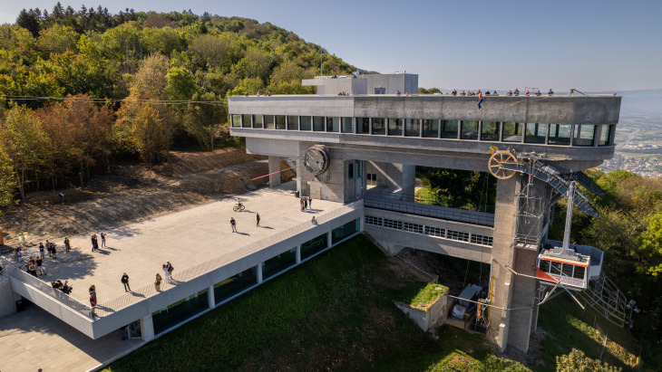 Vue de la gare haute du Téléphérique, avec le funambule Vincent Paulin - Photo : Hemelka