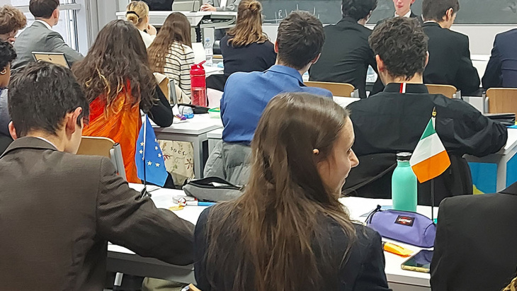 Drapeaux nationaux et tenues formelles ou traditionnelles sont de mise pour les délégations